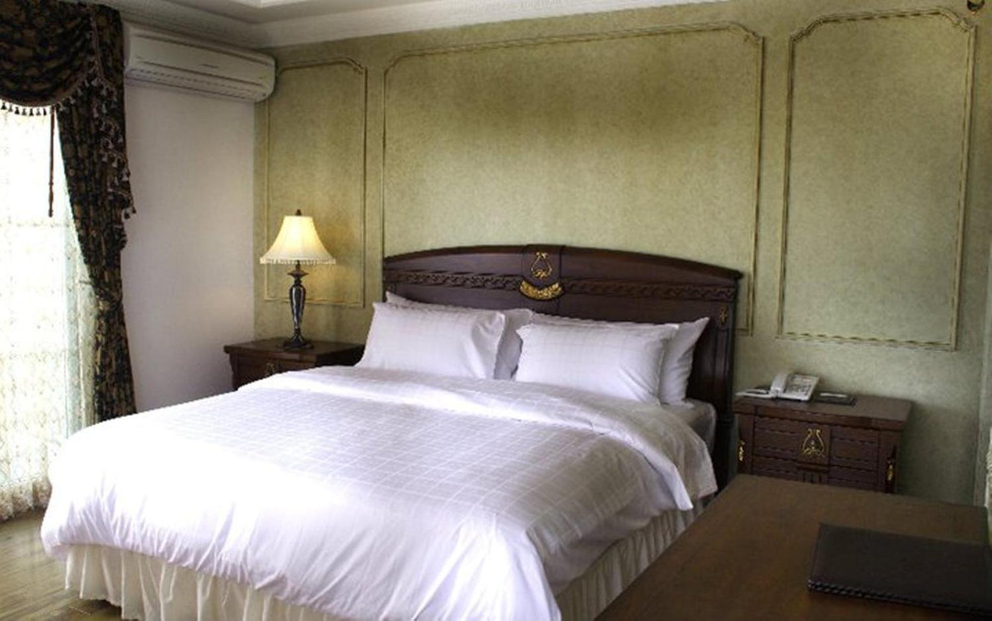 Hotel Four Seasons Place 4*