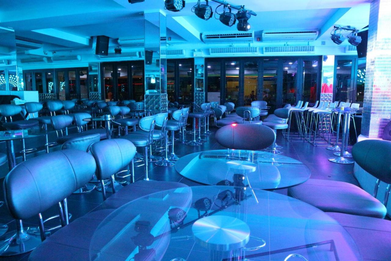 Le Cafe Royale