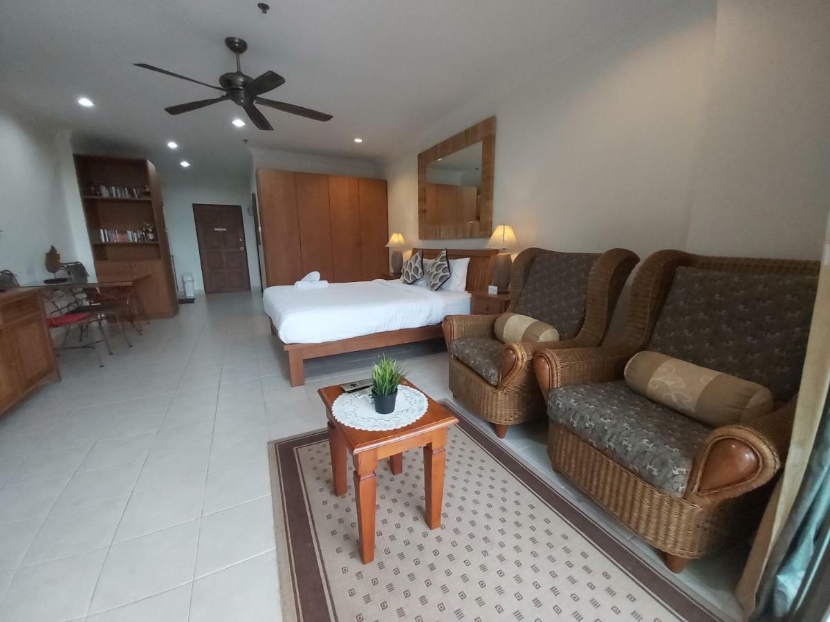 Condominum In Jomtien With Sea View, Balcony And Free Wifi *
