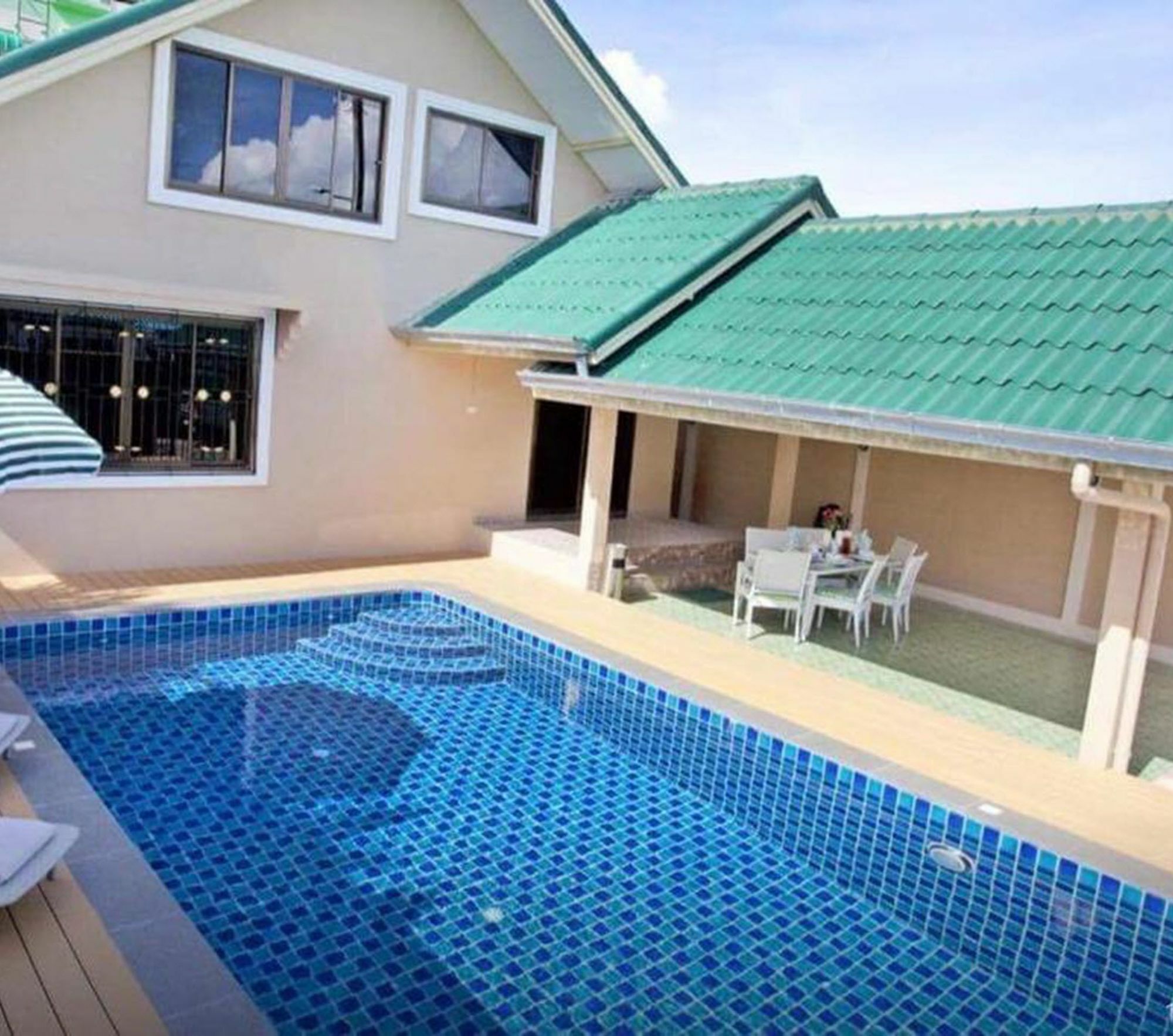 Pool Tanzanite Near Walking Street * Pattaya
