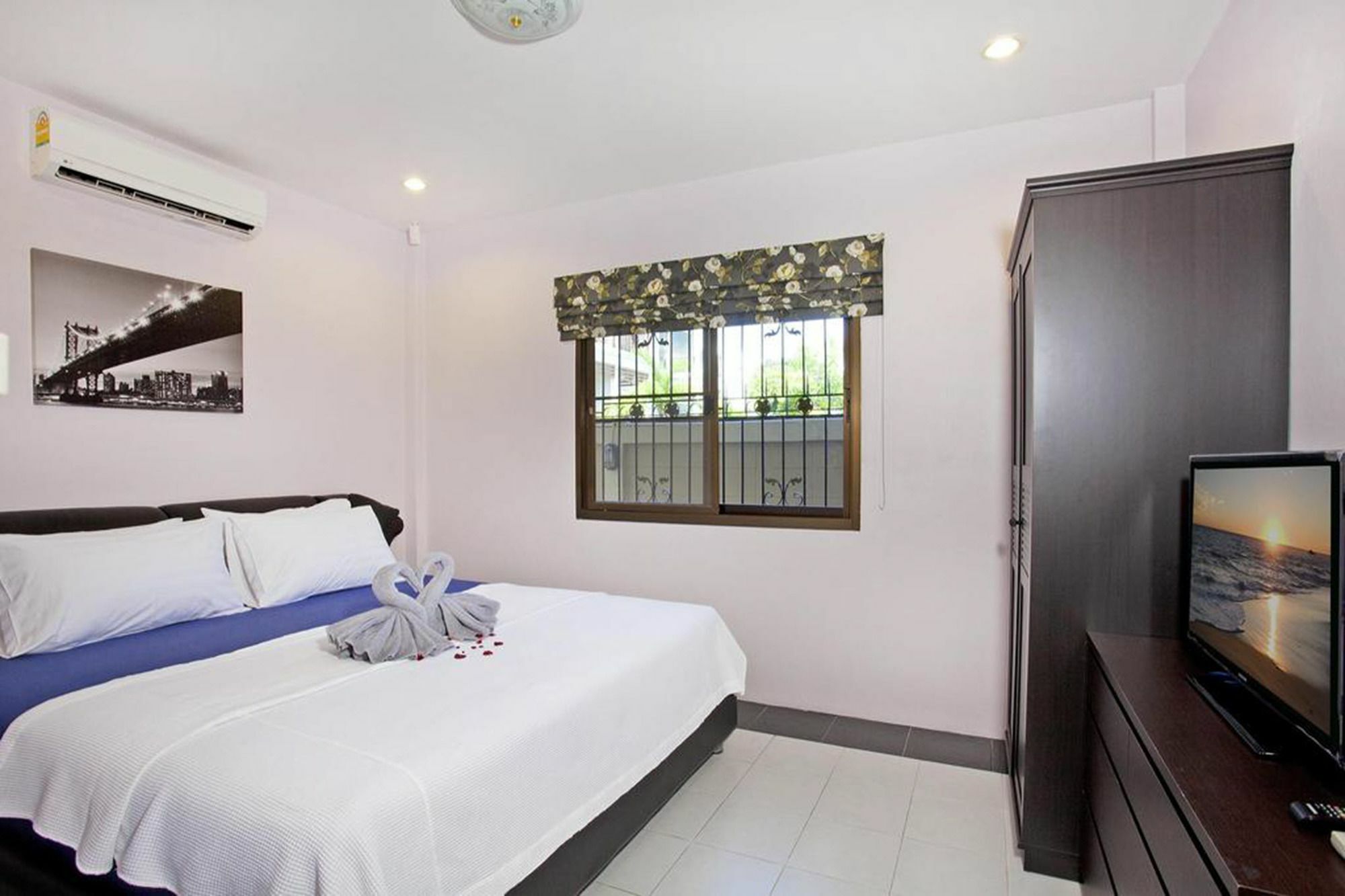 Pool Tanzanite Near Walking Street *