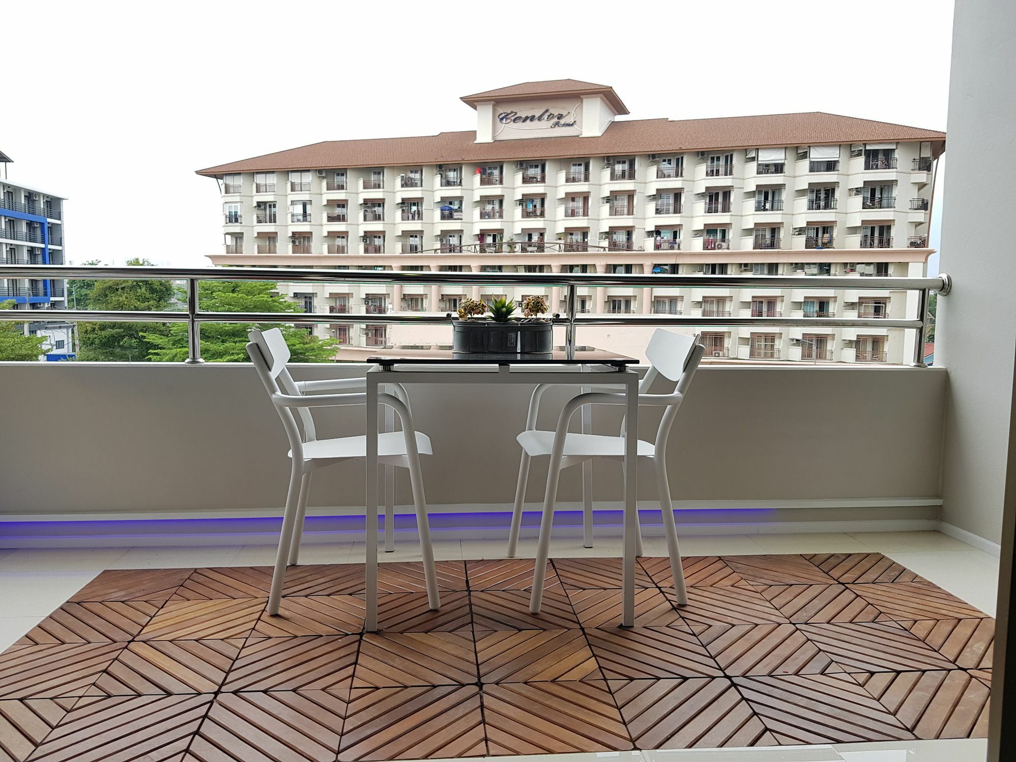 A Beautiful Pool View Downtown 3*