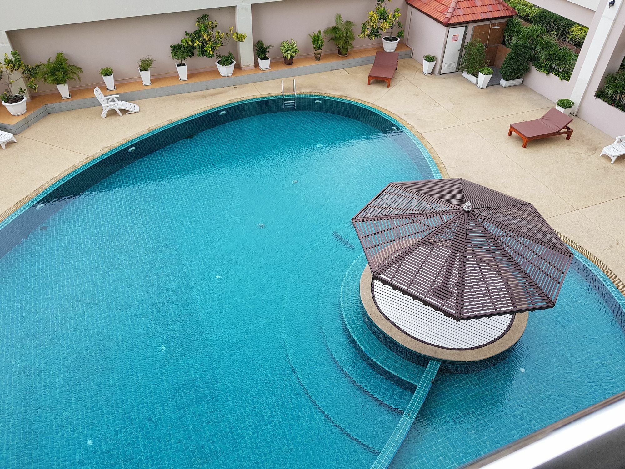 A Beautiful Pool View Downtown