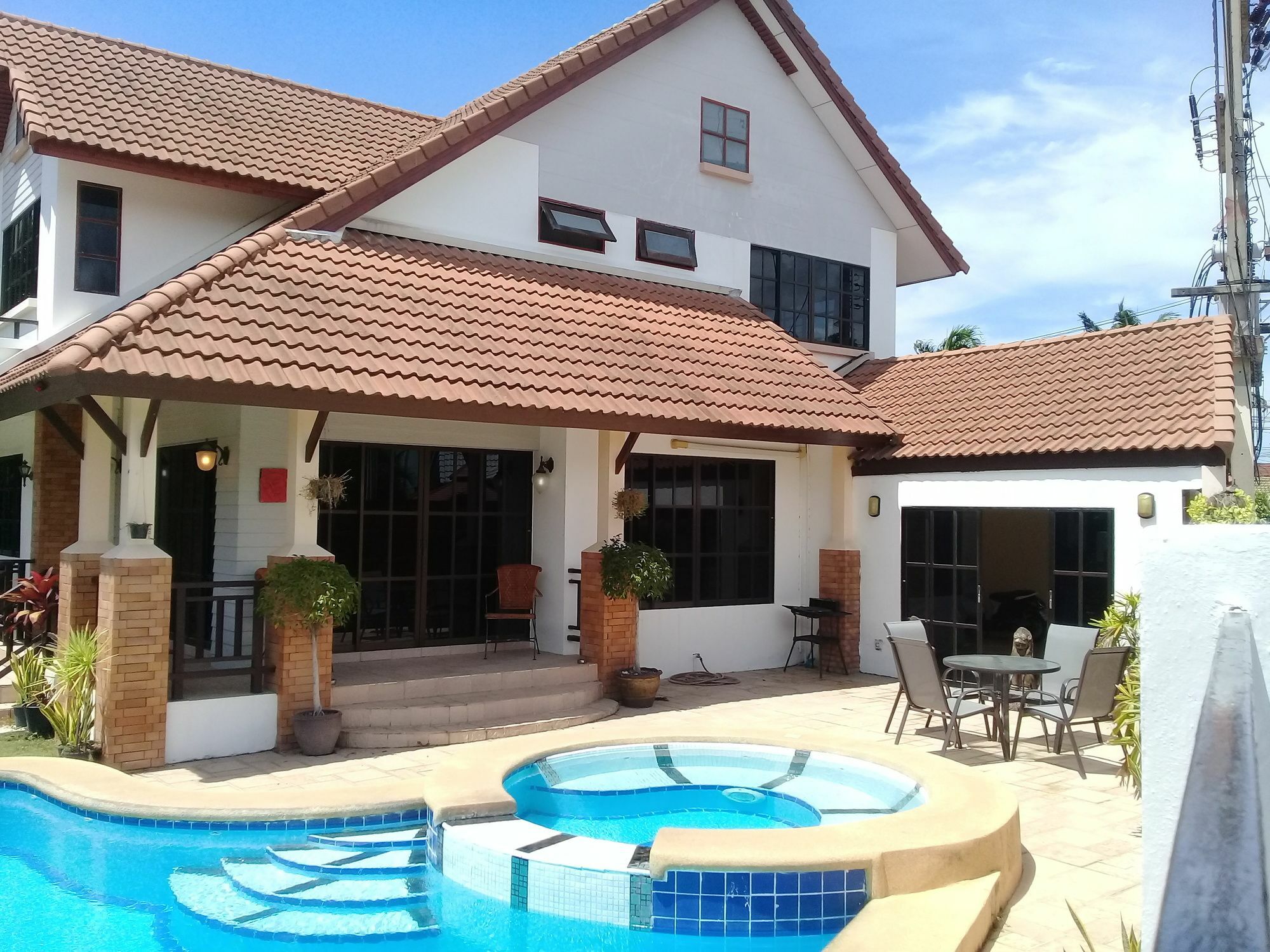 4 Bedroom House & Private Pool Apartment *