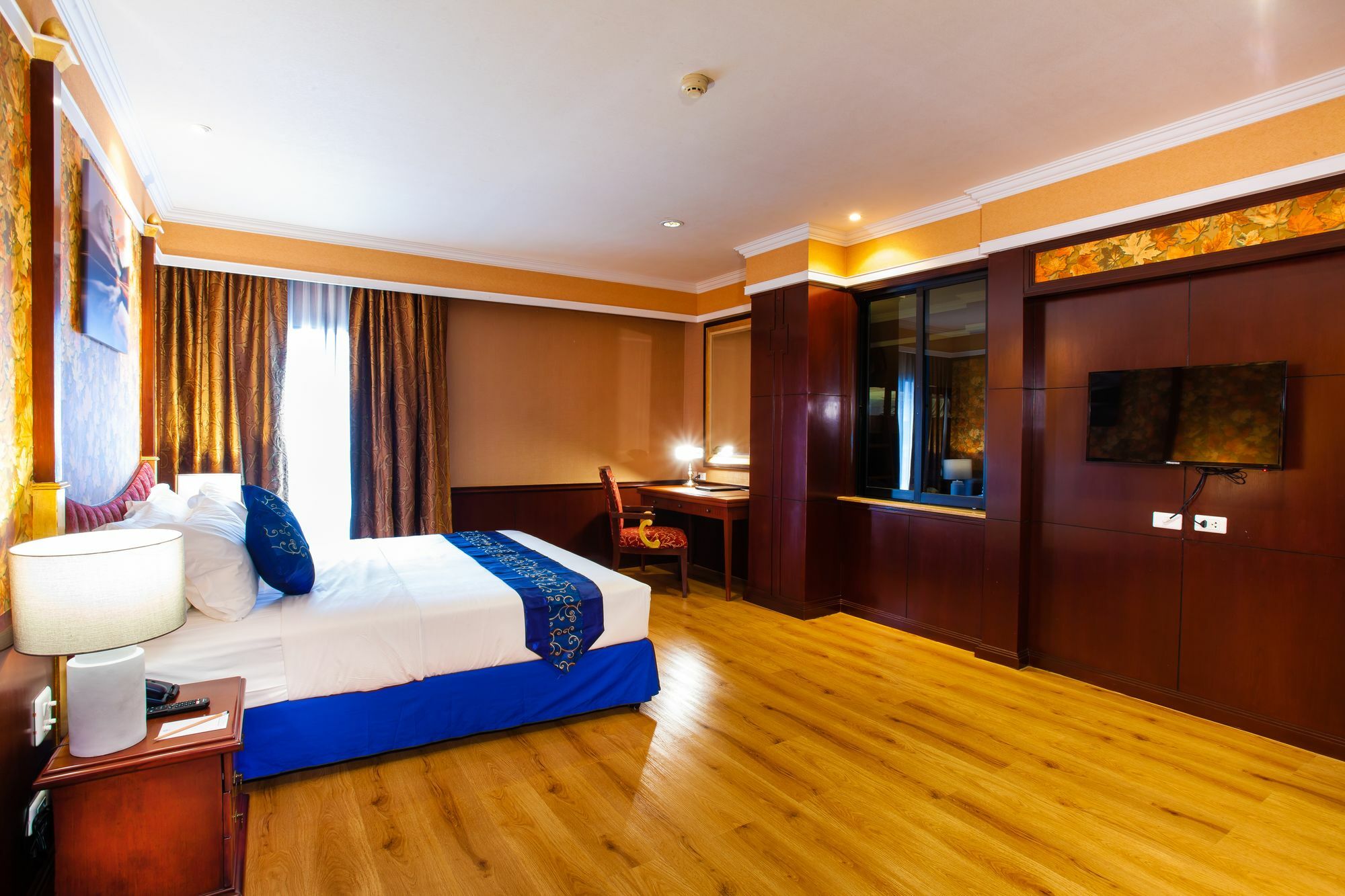 Floral - Dolphin Circle 4* Pattaya