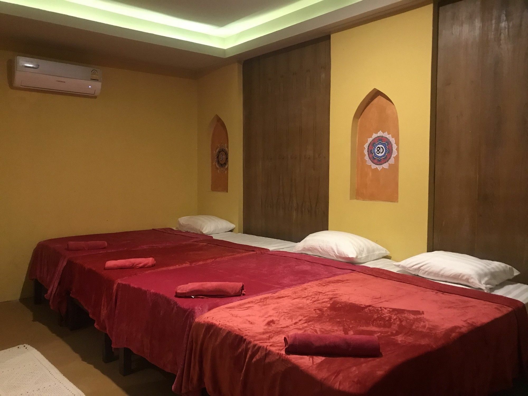 Hostel Bee Sleep & Nana Art Gallery