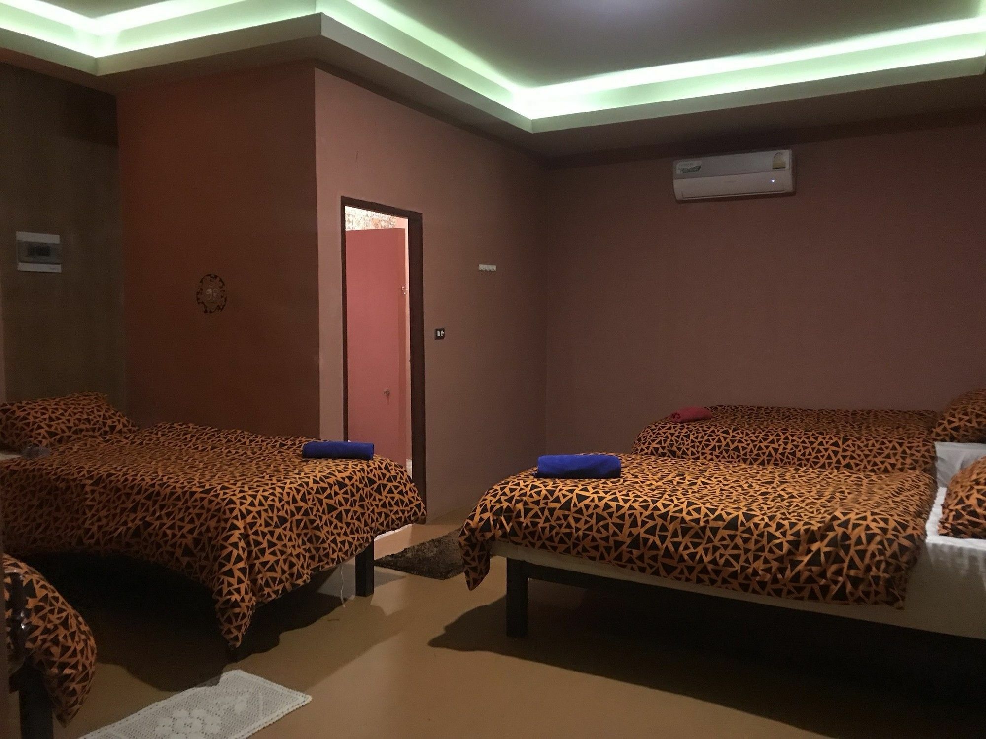 Hostel Bee Sleep & Nana Art Gallery