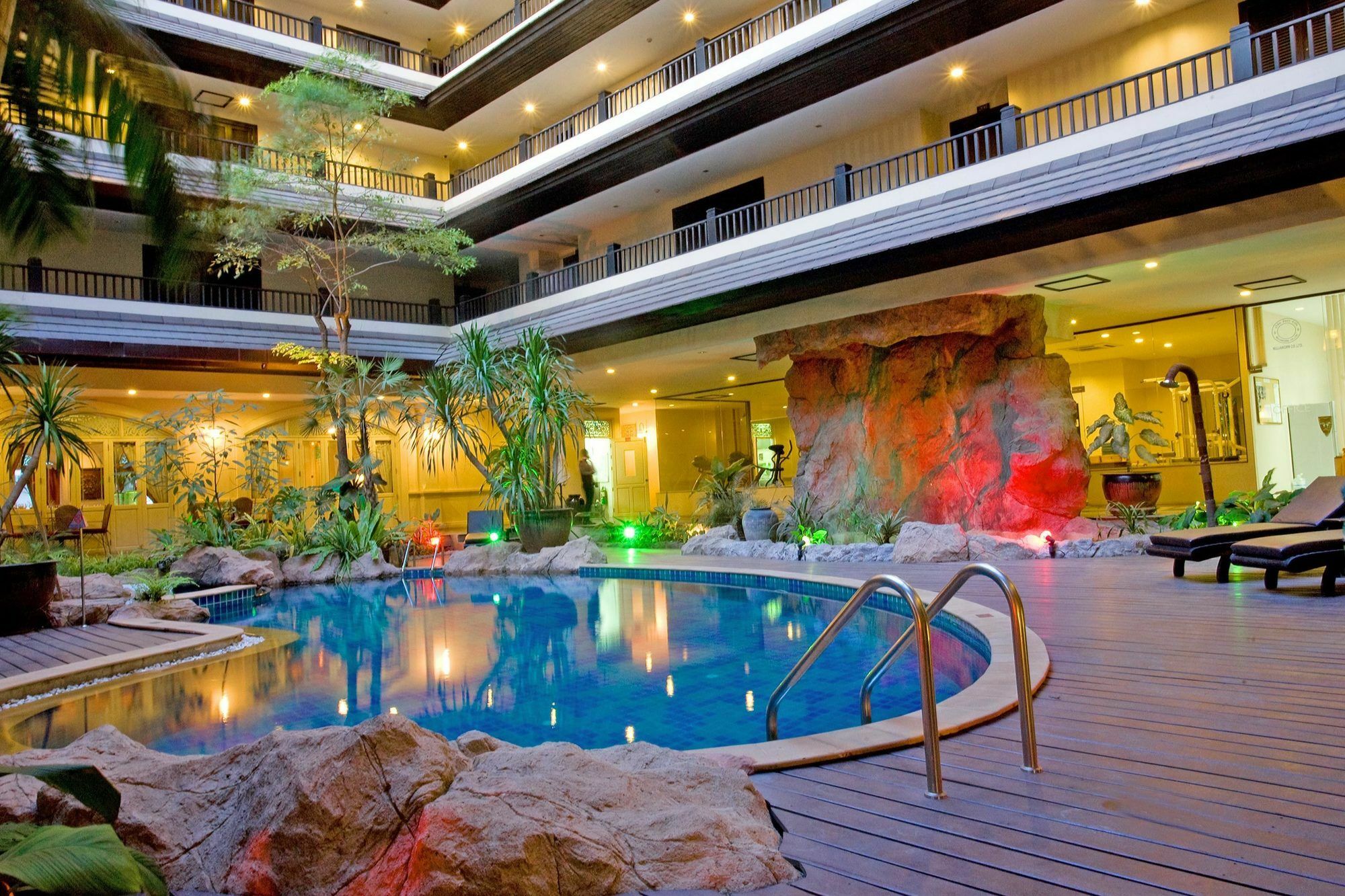 Nirvana Place Apartment *