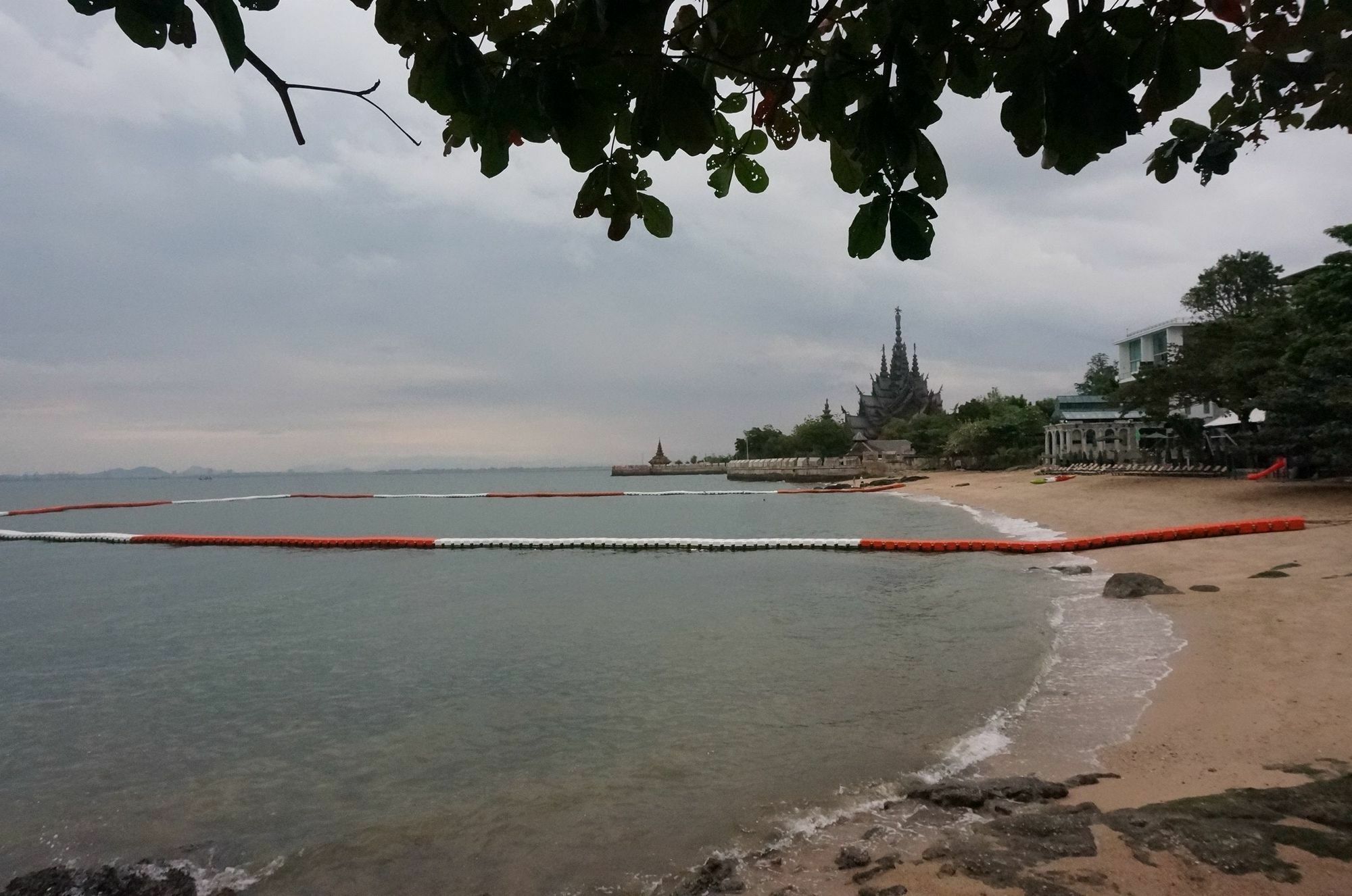 Baan Plai Haad Beachfront *