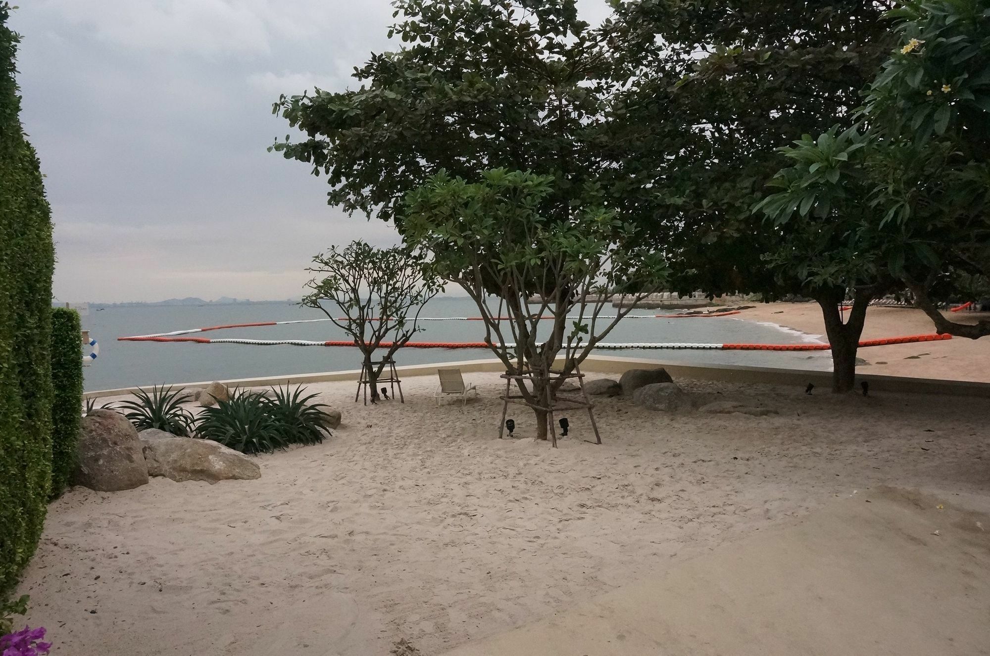 Baan Plai Haad Beachfront Apartment *
