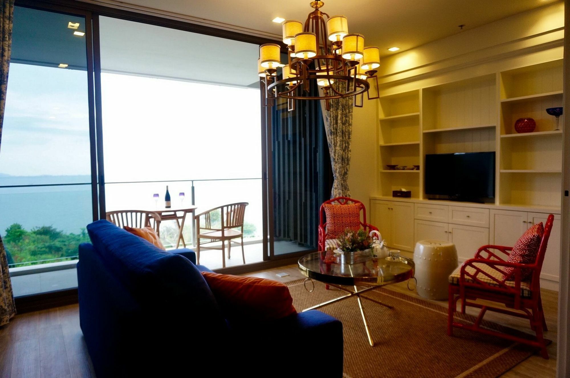 Baan Plai Haad Beachfront Apartment Pattaya