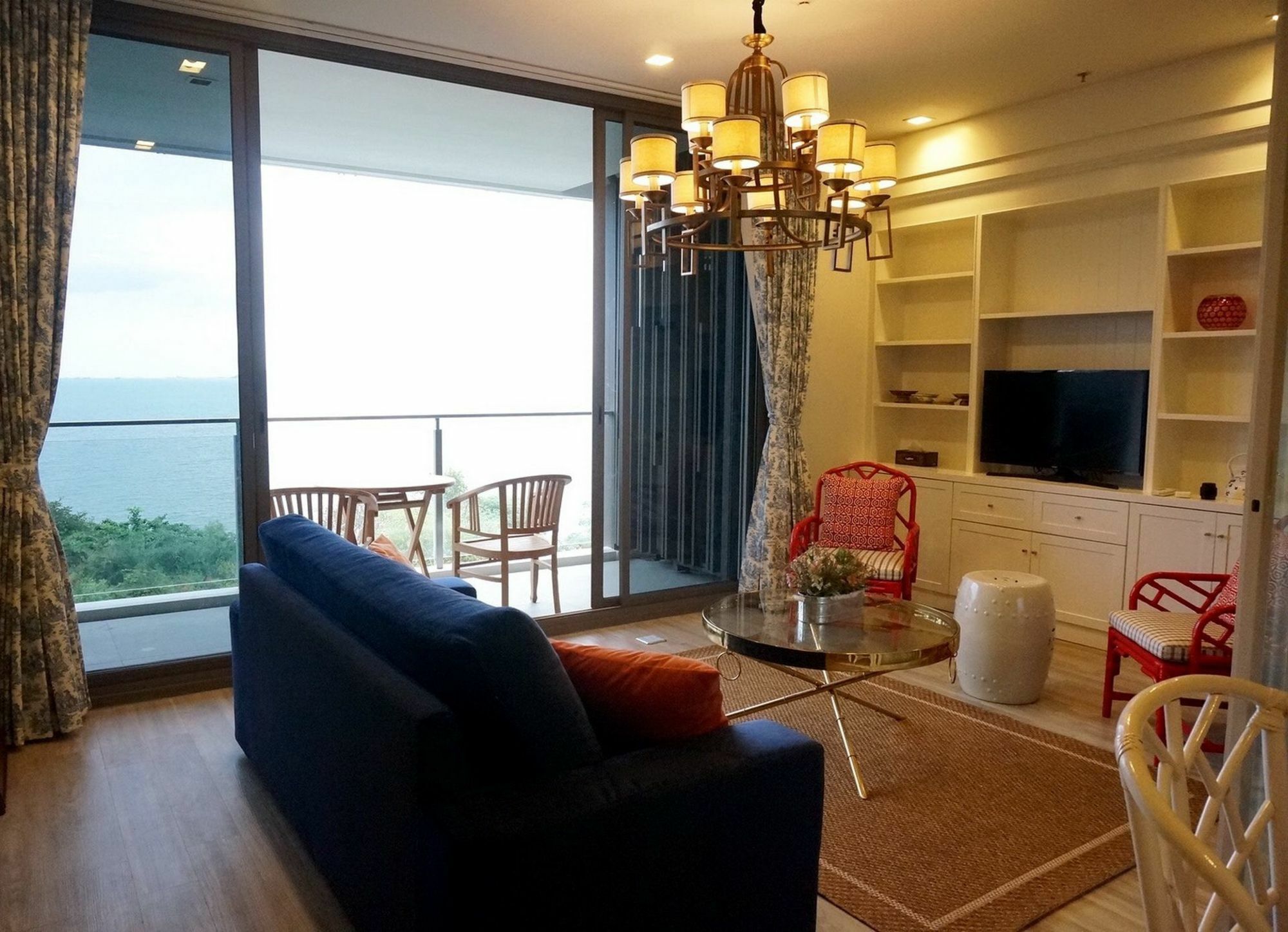 Apartment Baan Plai Haad Beachfront Pattaya