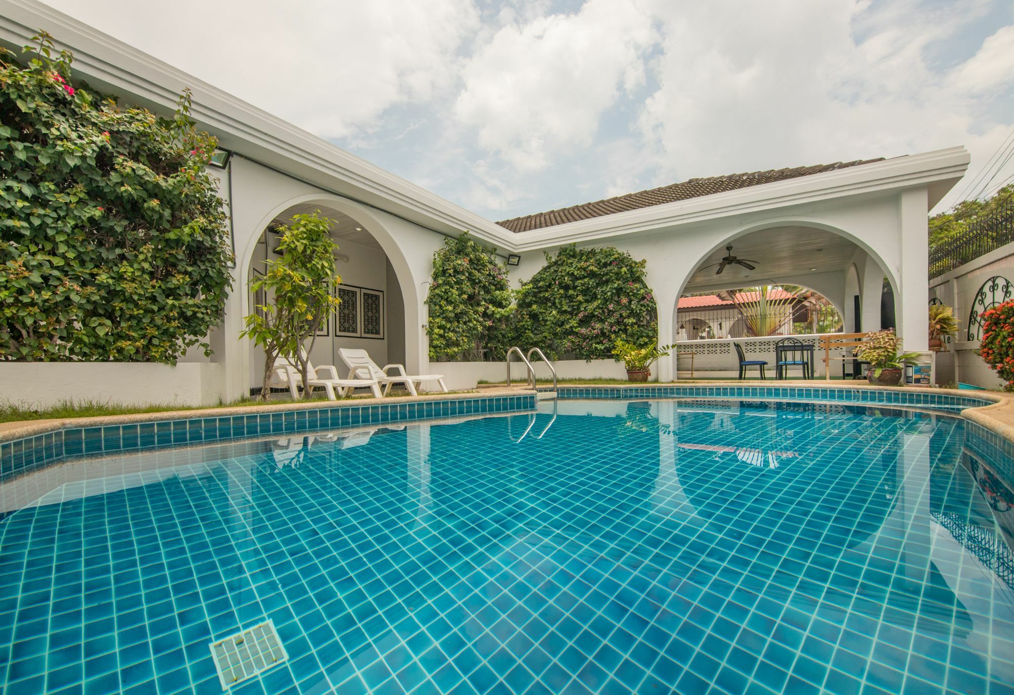 Nowhere Skittles Vila Pattaya