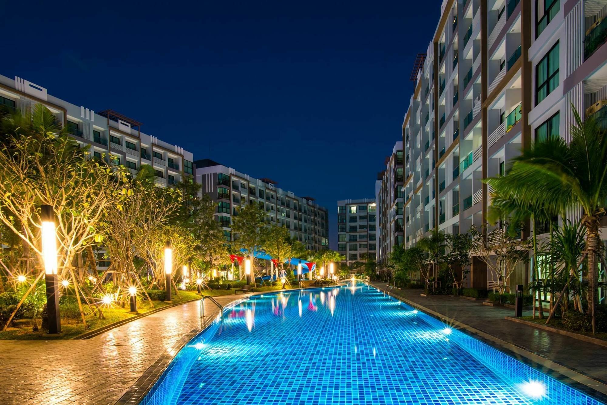 Tropical Pool View Free Electric Wifi