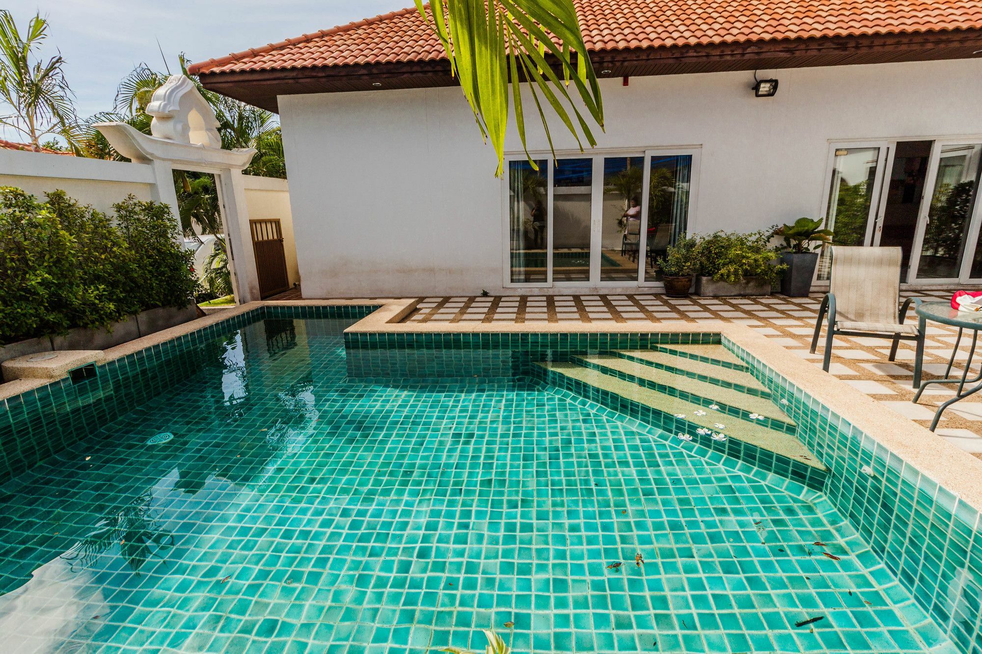 Majestic Pool By Sunny