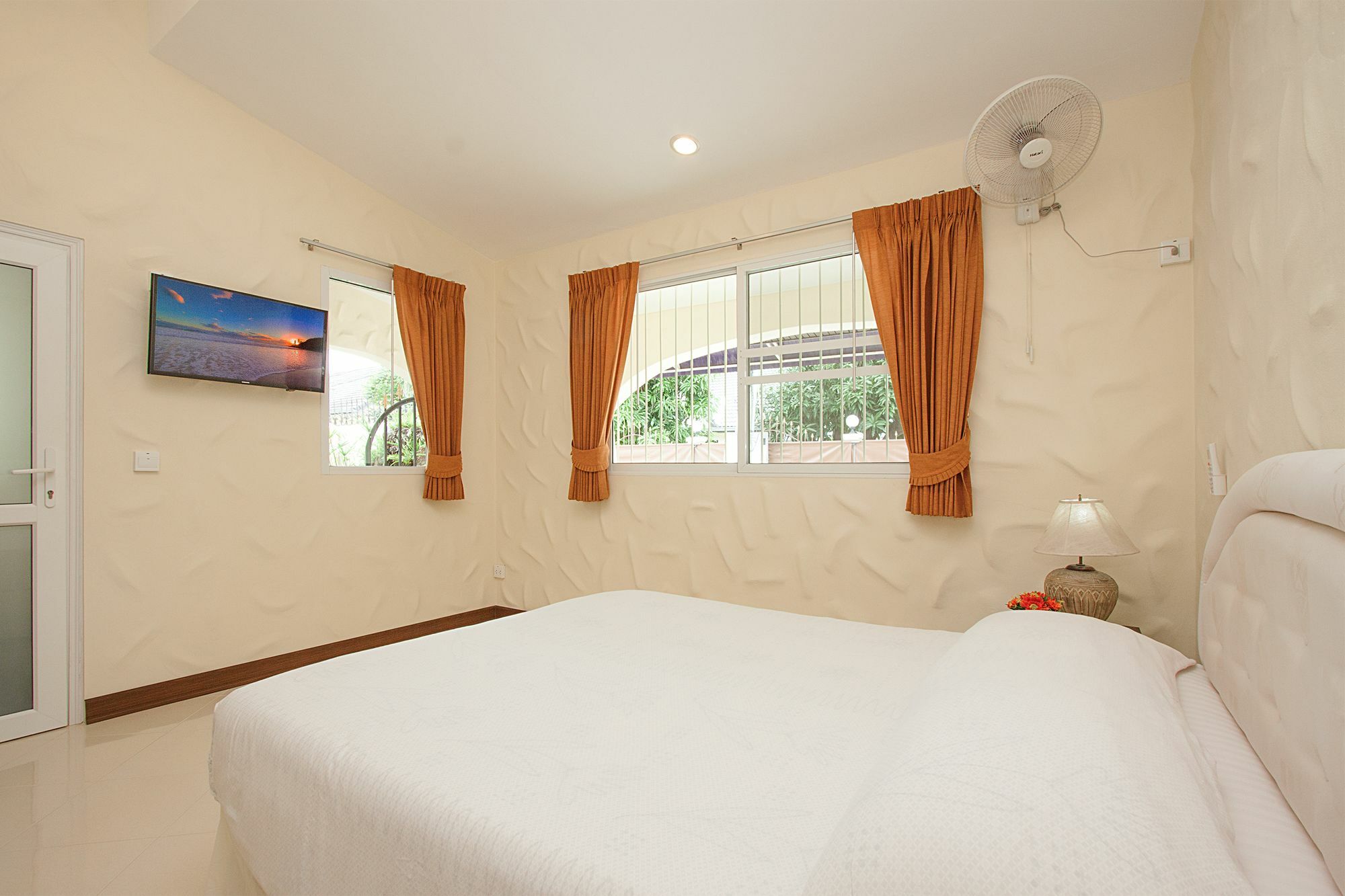 Villa Nai Mueang Far With - 4 Bedroom Pattaya