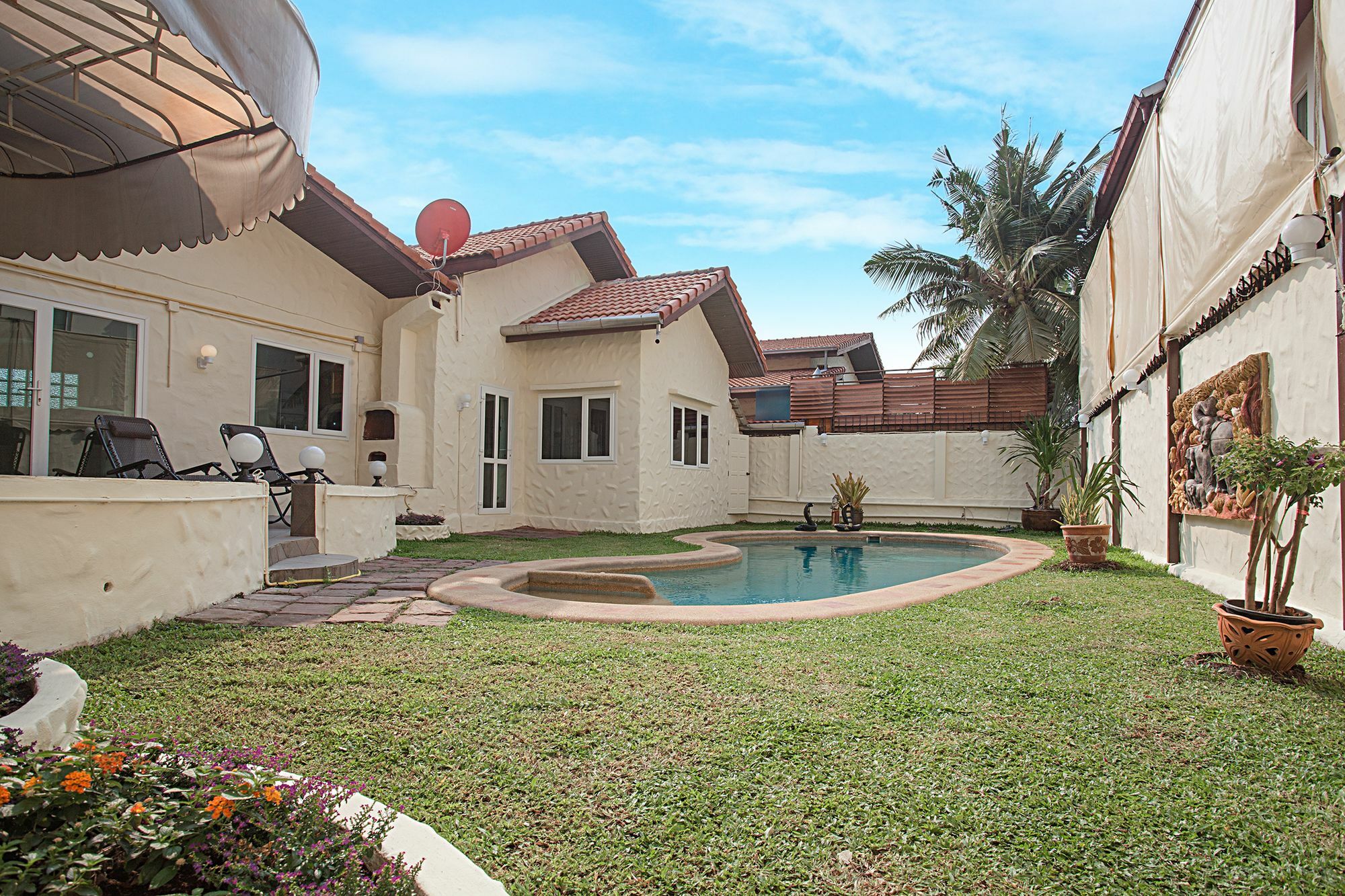 Nai Mueang Far With - 4 Bedroom Villa