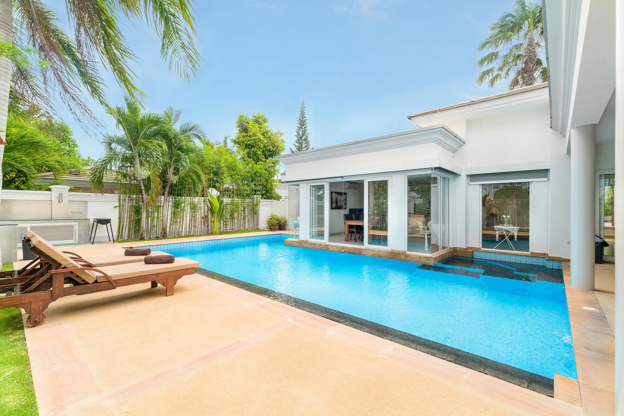 Luxury Pool 52 4br 8-10 Persons * Pattaya