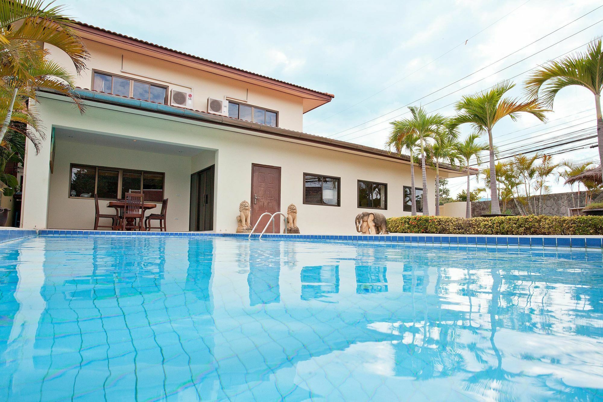 Nai Mueang Klang Villa
