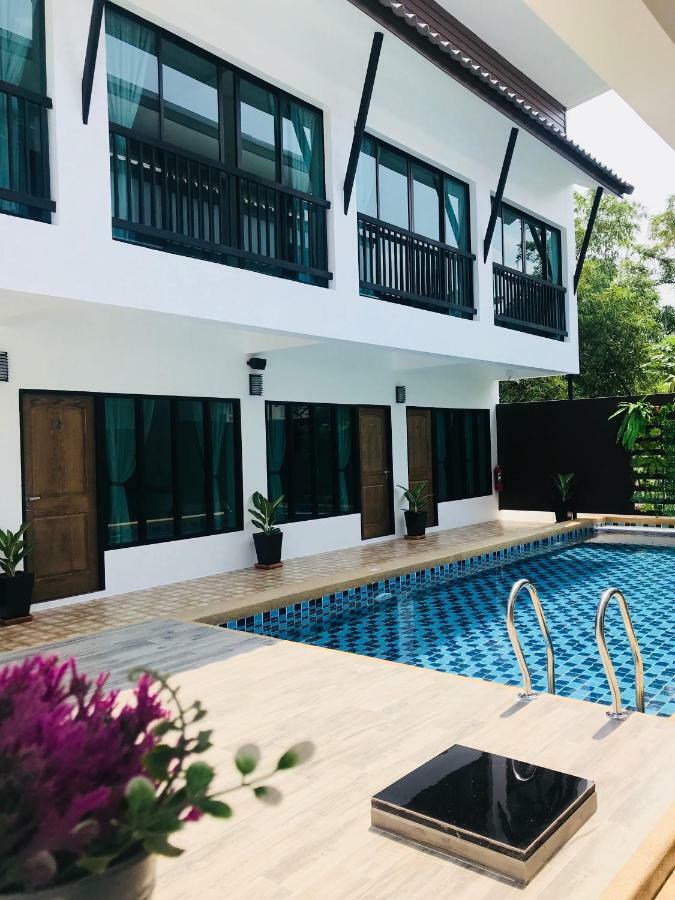 Warm White Villa Pattaya
