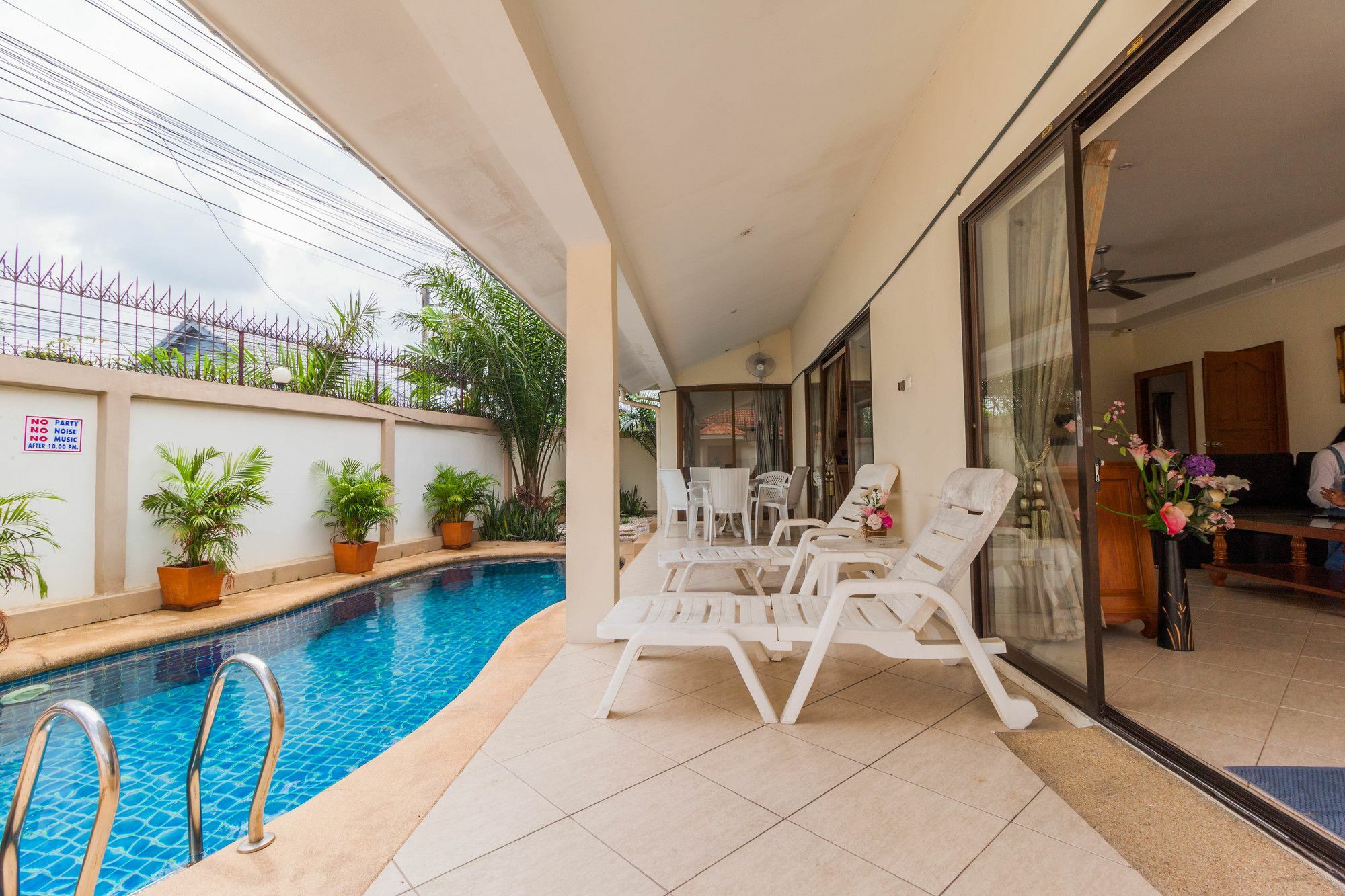 Jomtien Pool By Sunny Vila