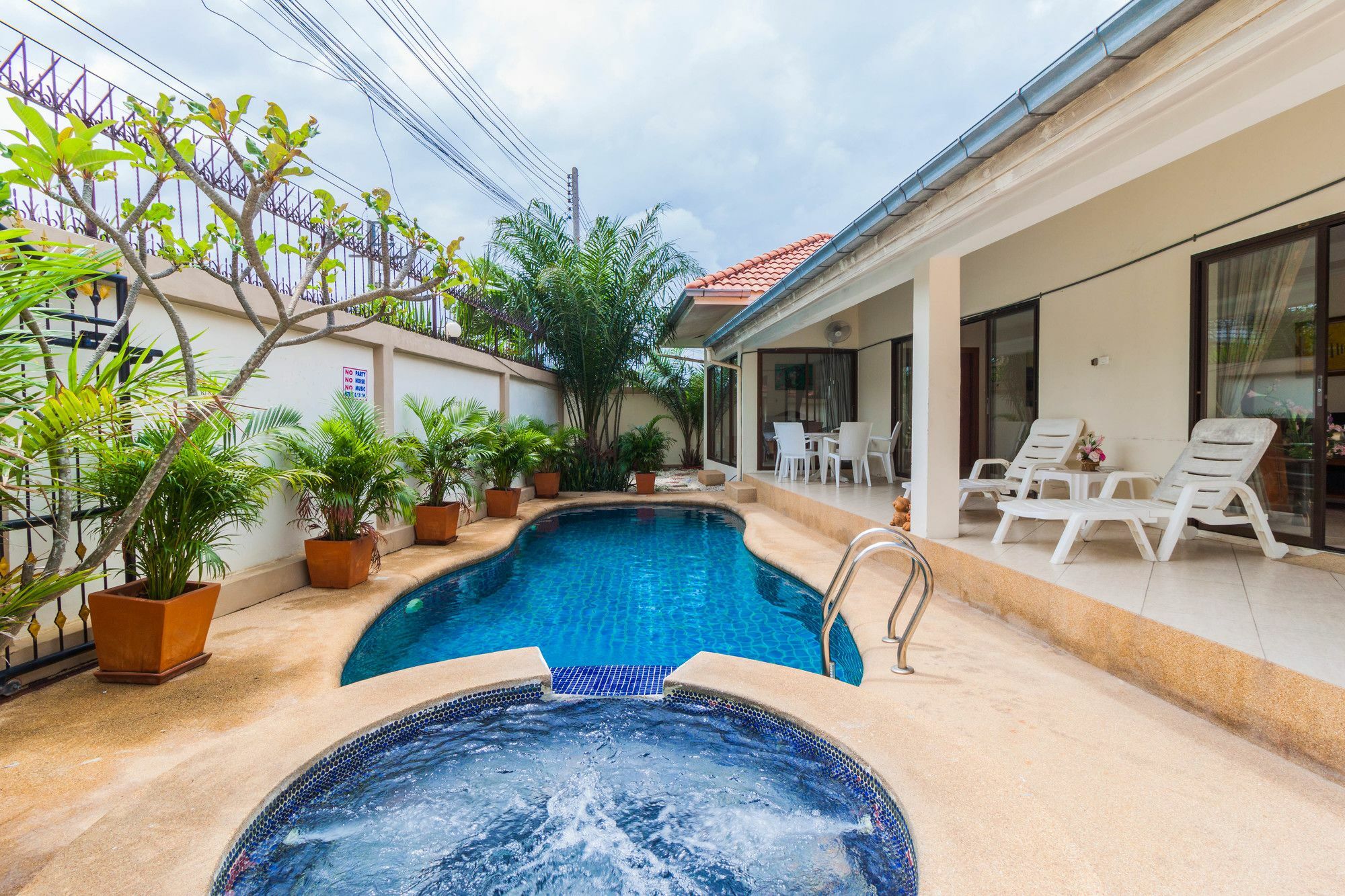 Jomtien Pool By Sunny Pattaya