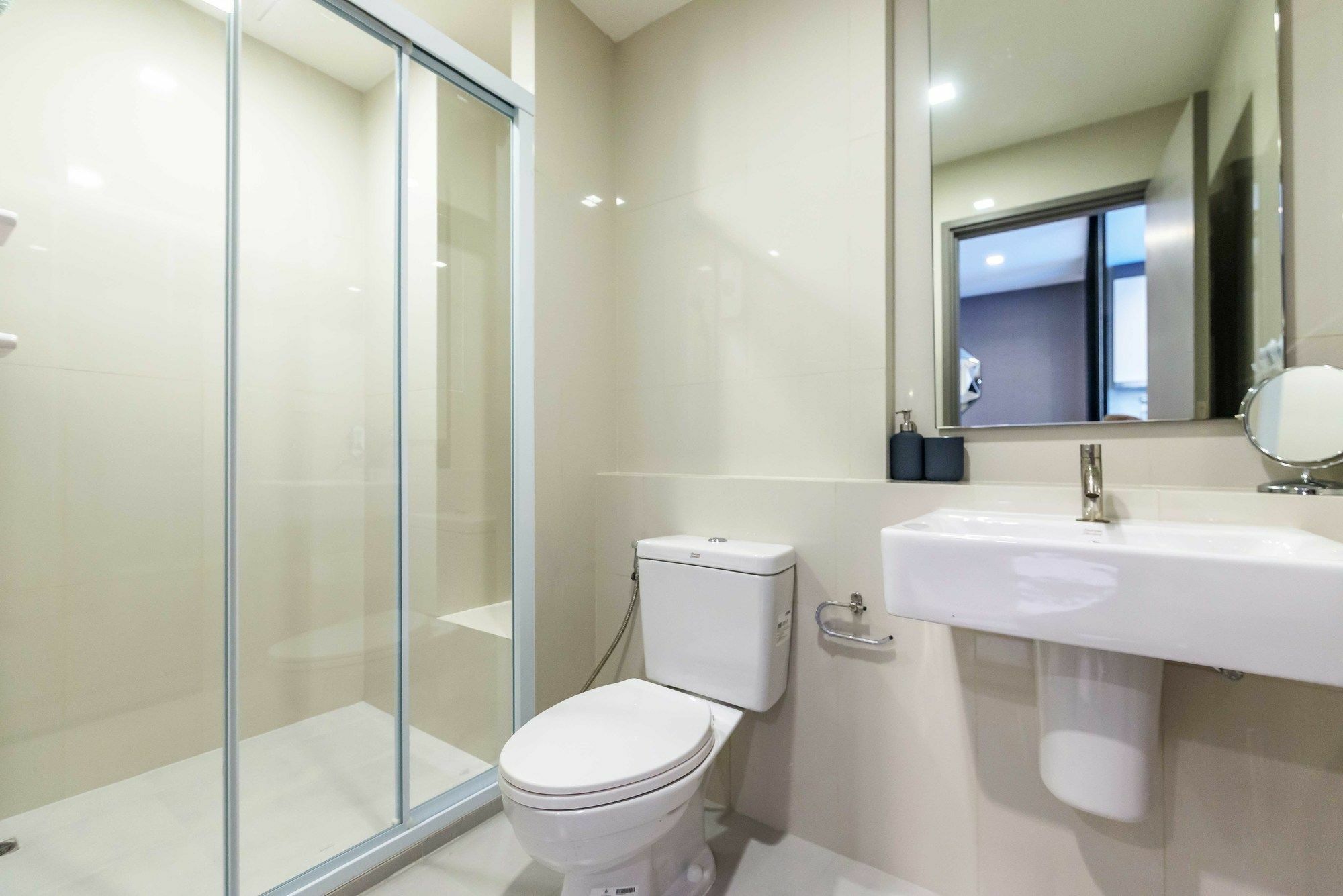 Favstay - The Base Apartment *