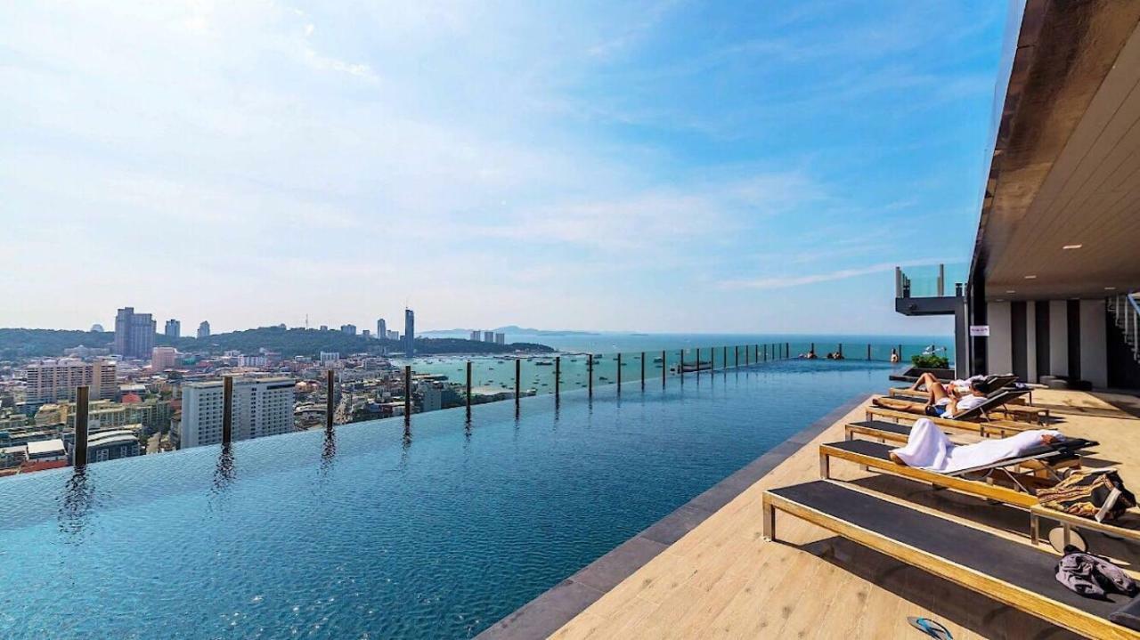 The Base Pattaya: Infinity Pool Near Walking Street Apartment