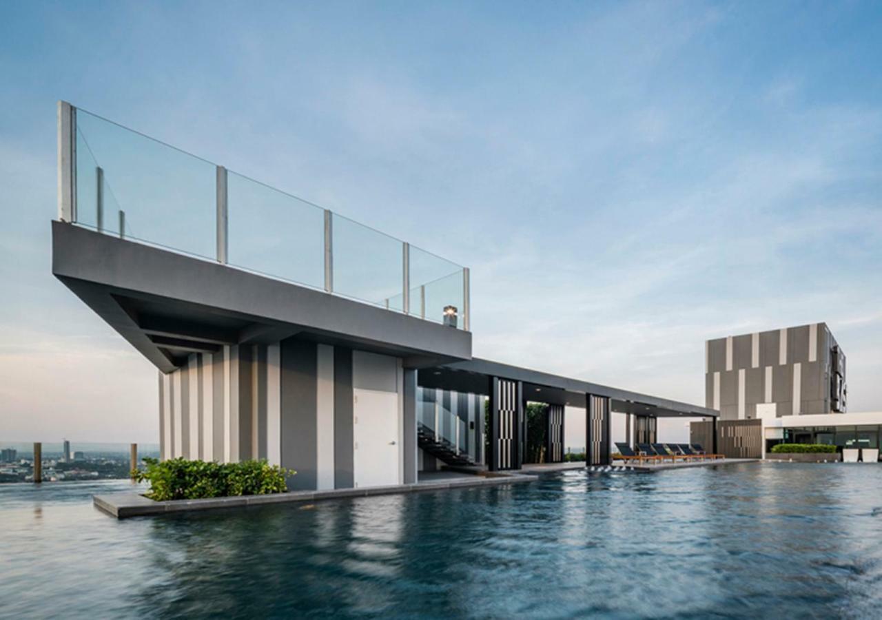 The Base Sea View Suites Pattaya