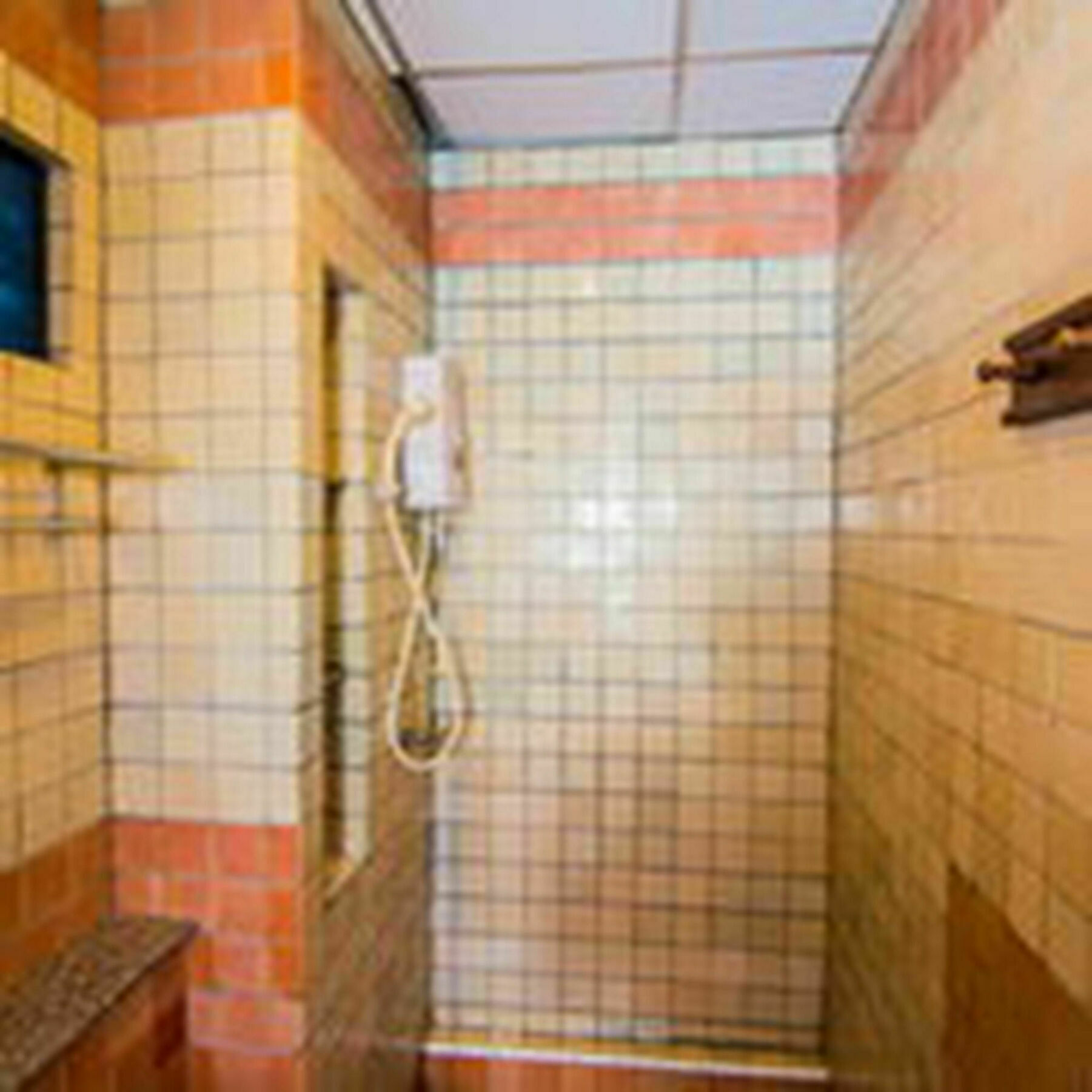 Sutus Court 2 3*