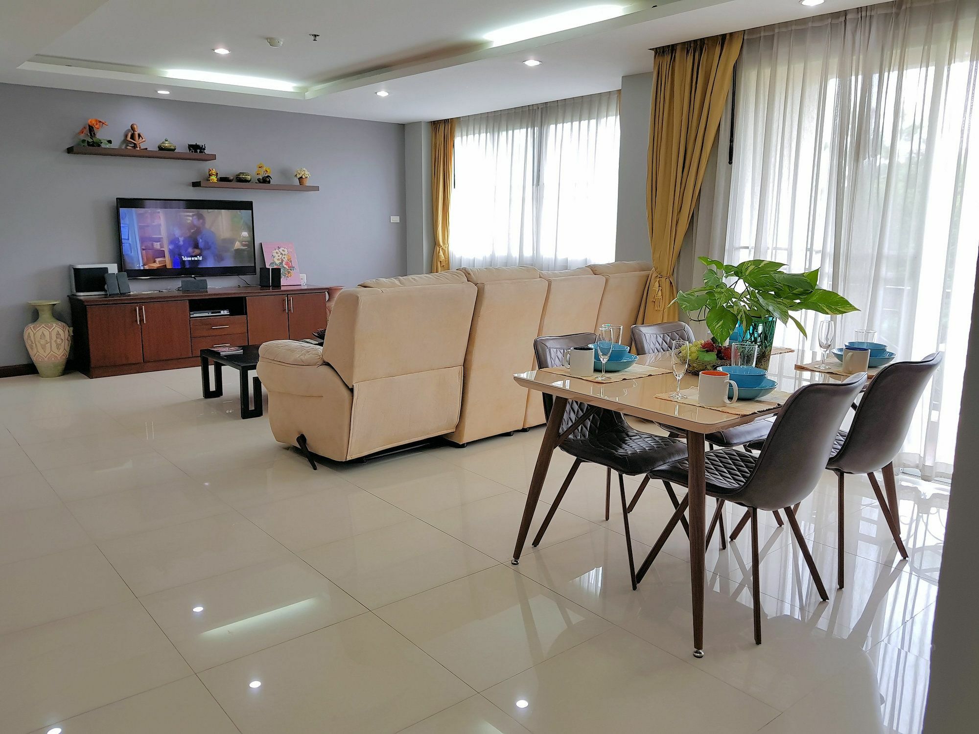 A Large 2 Br-3 Baths 207 Downtown Hotel