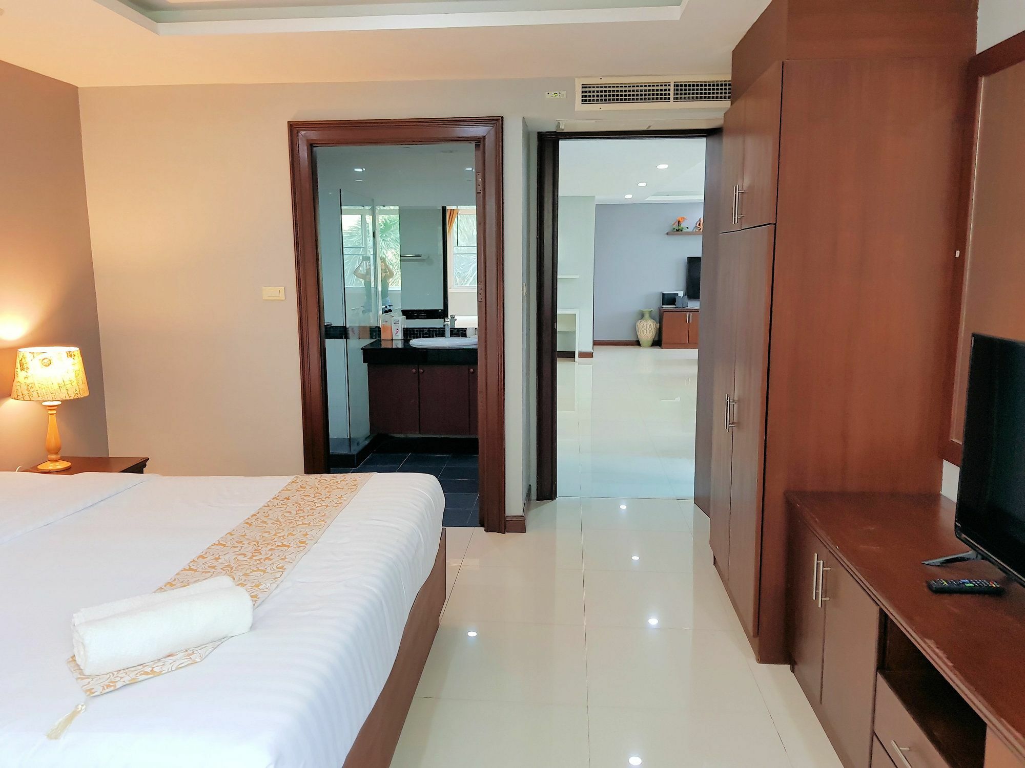 A Large 2 Br-3 Baths 207 Downtown Hotel