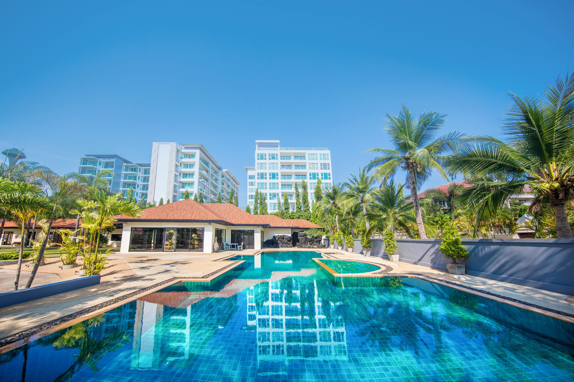 Majestic Pool *