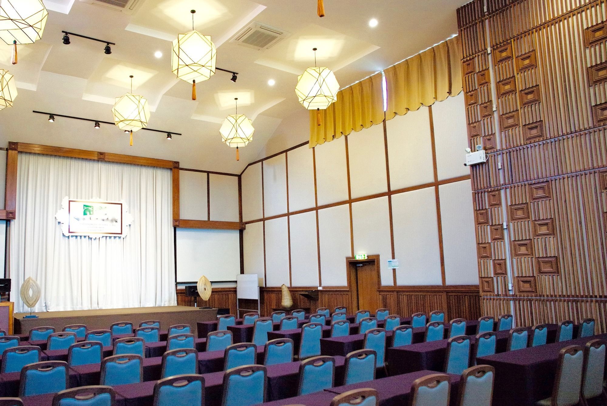 J Park Hotel 4*