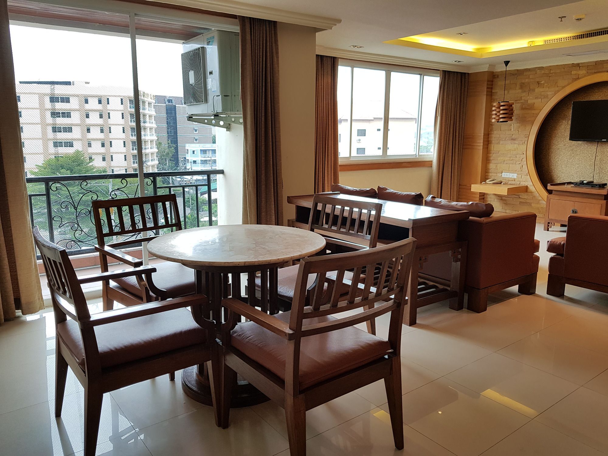 A Large 2 Bedroom - 3 Baths 511 Downtown