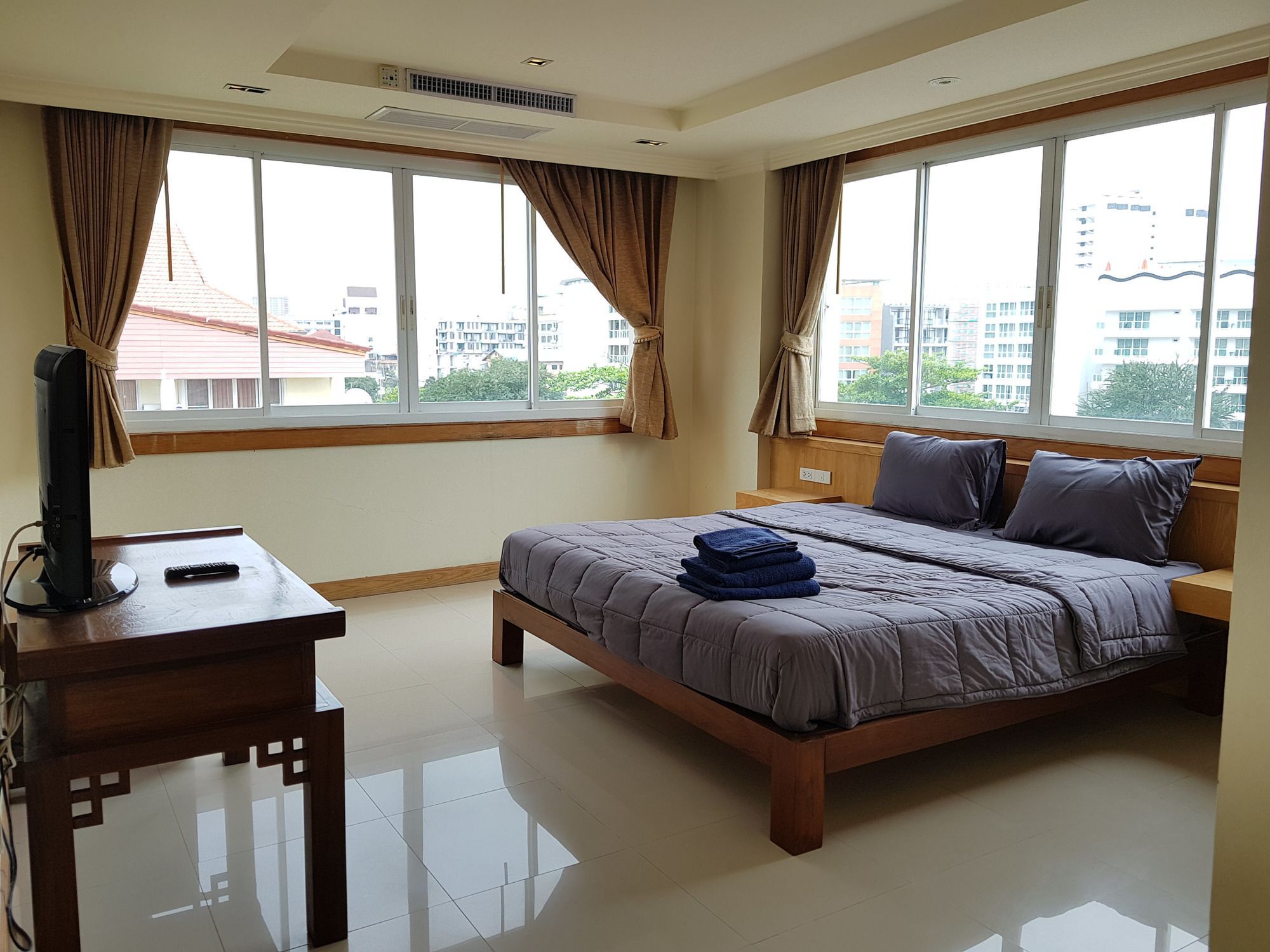 A Large 2 Bedroom - 3 Baths 511 Downtown 3* Pattaya