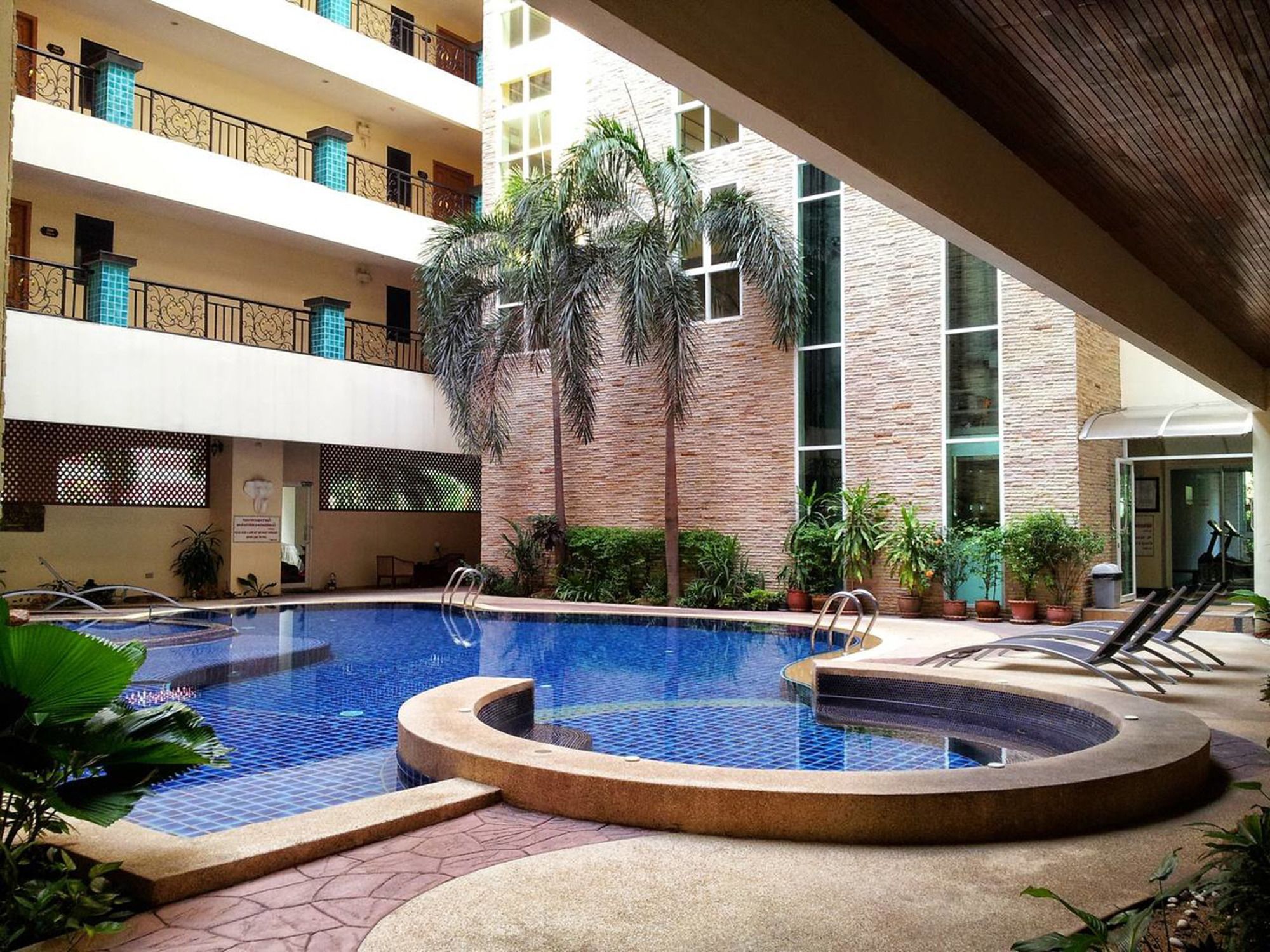 A Large 2 Bedroom - 3 Baths 511 Downtown