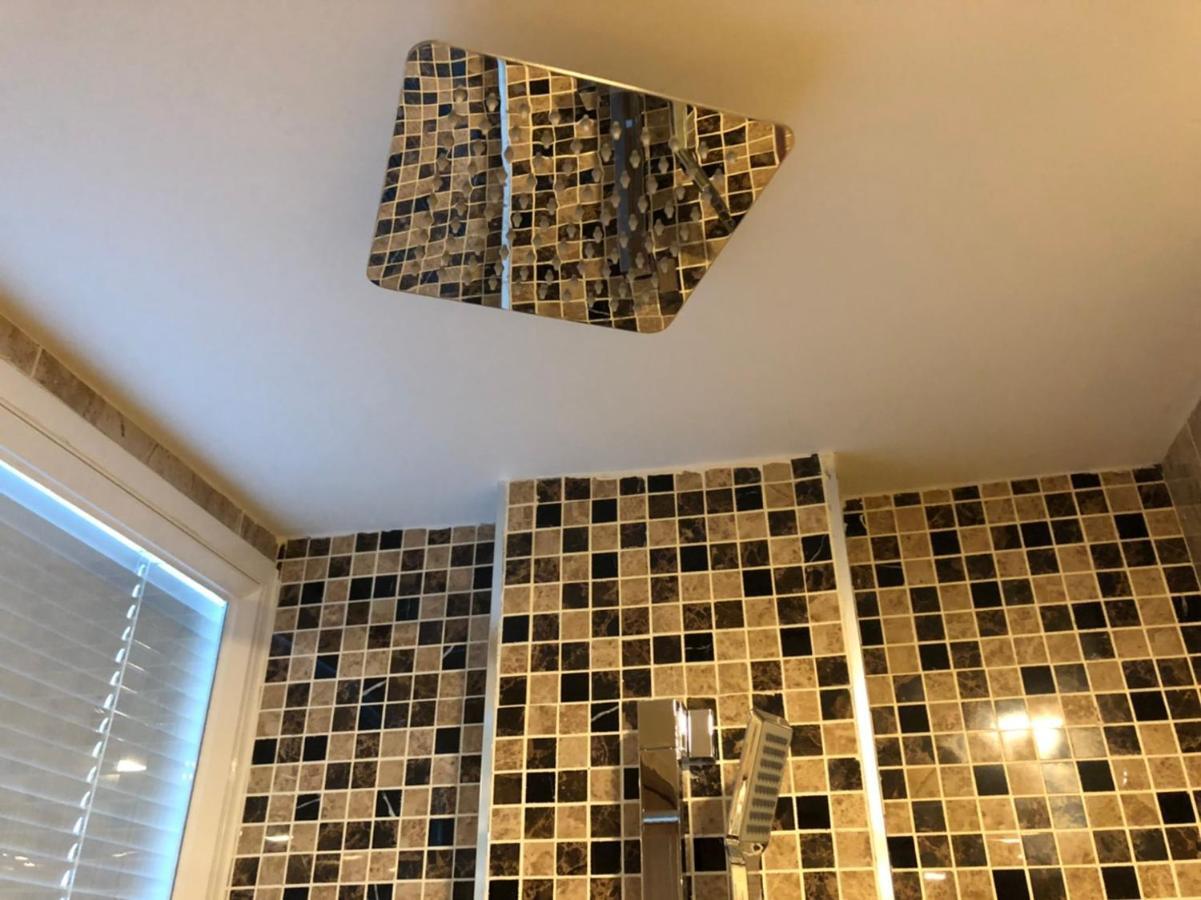 Luxury Business Suits In Grand Avenue By Estates Apartment *