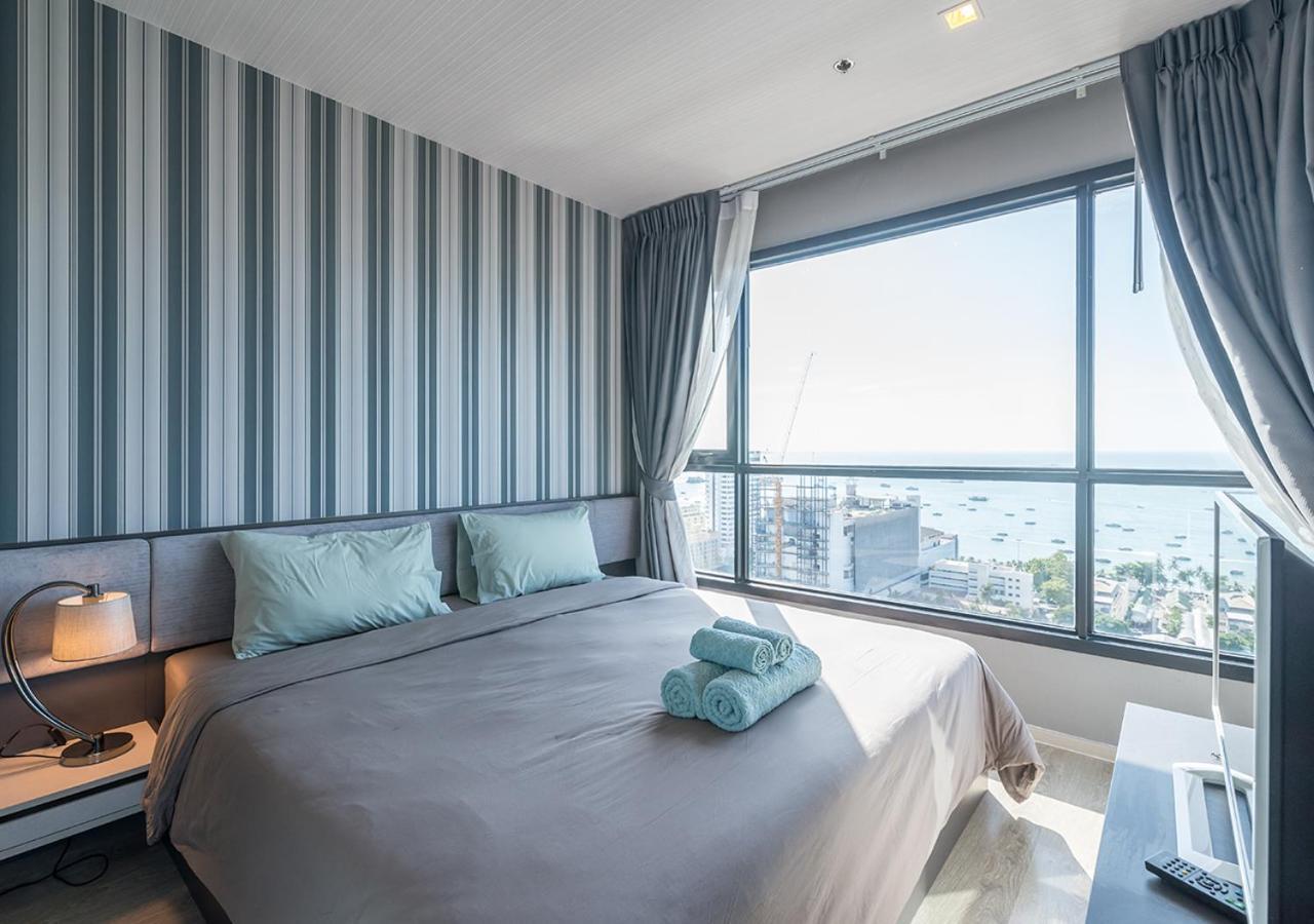 Apartment The Base Sea View Suites