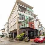 Oyo 75350 Hole In One Bar Hotel