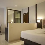 Hotel April 3*