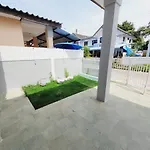 Mara\'S Holiday House