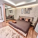 Garden View Studio In Peak Towers