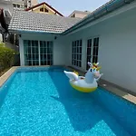 Luxury Pool Villa Pattaya Center C3- 3 Bedroom