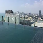 Pattaya The Base市中心近海滩和商场的无边泳池一卧室公寓