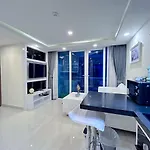 Grand Avenue Apartment *