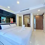 Grand Avenue Apartment *