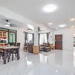 Deluxe 3 Bedrooms Villa With Fancy Pool In Downtown Pattaya