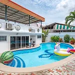 Deluxe 3 Bedrooms Villa With Fancy Pool In Downtown Pattaya
