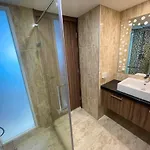 Large Ground Floor Condo, Grand Avenue, Apartment *